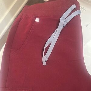 Figs burgundy medium petite Zamora jogger excellent condition